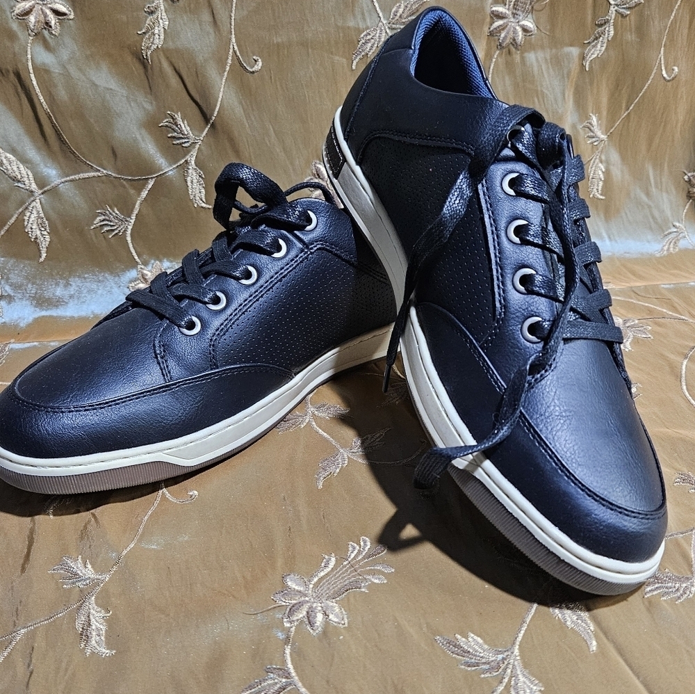 Men's Black Leather Casual Sneakers - Picture 17 of 17